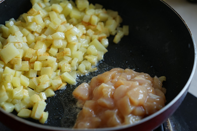 一道怎麼做都好吃的干煎土豆雞丁（紅燒，咖喱，椒鹽，孜然）的做法 步骤8