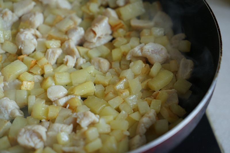 一道怎麼做都好吃的干煎土豆雞丁（紅燒，咖喱，椒鹽，孜然）的做法 步骤9