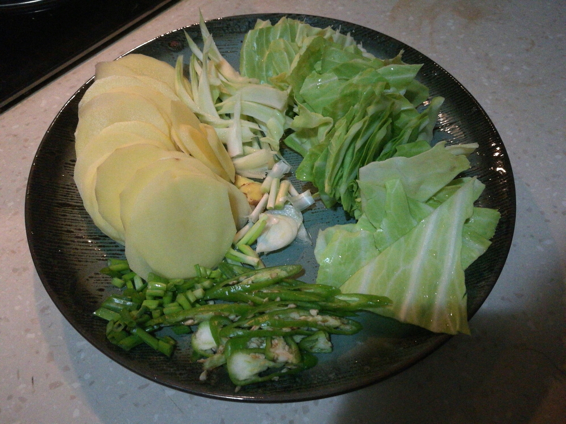 土豆包菜回鍋肉的做法 步骤1