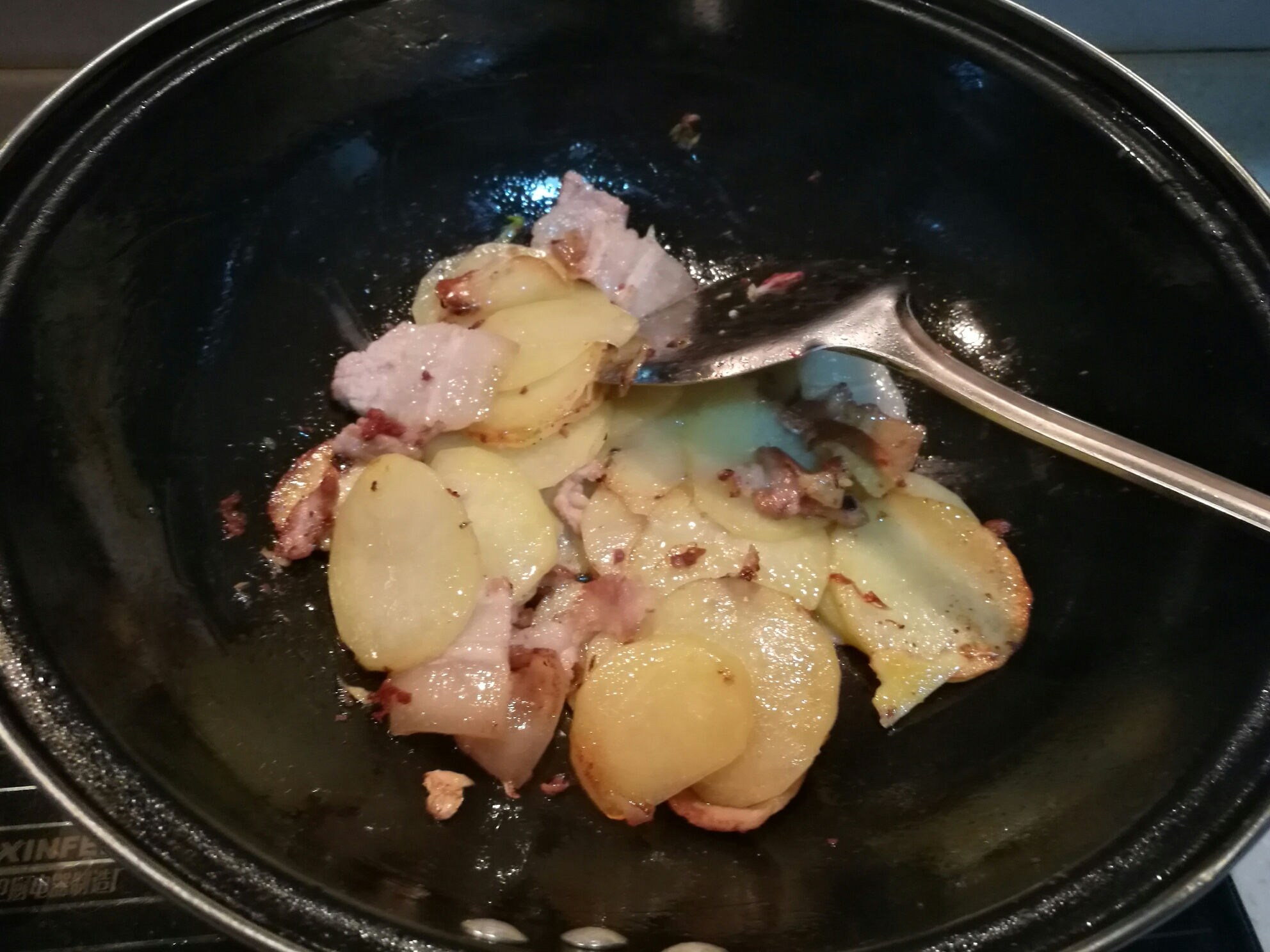 土豆包菜回鍋肉的做法 步骤5