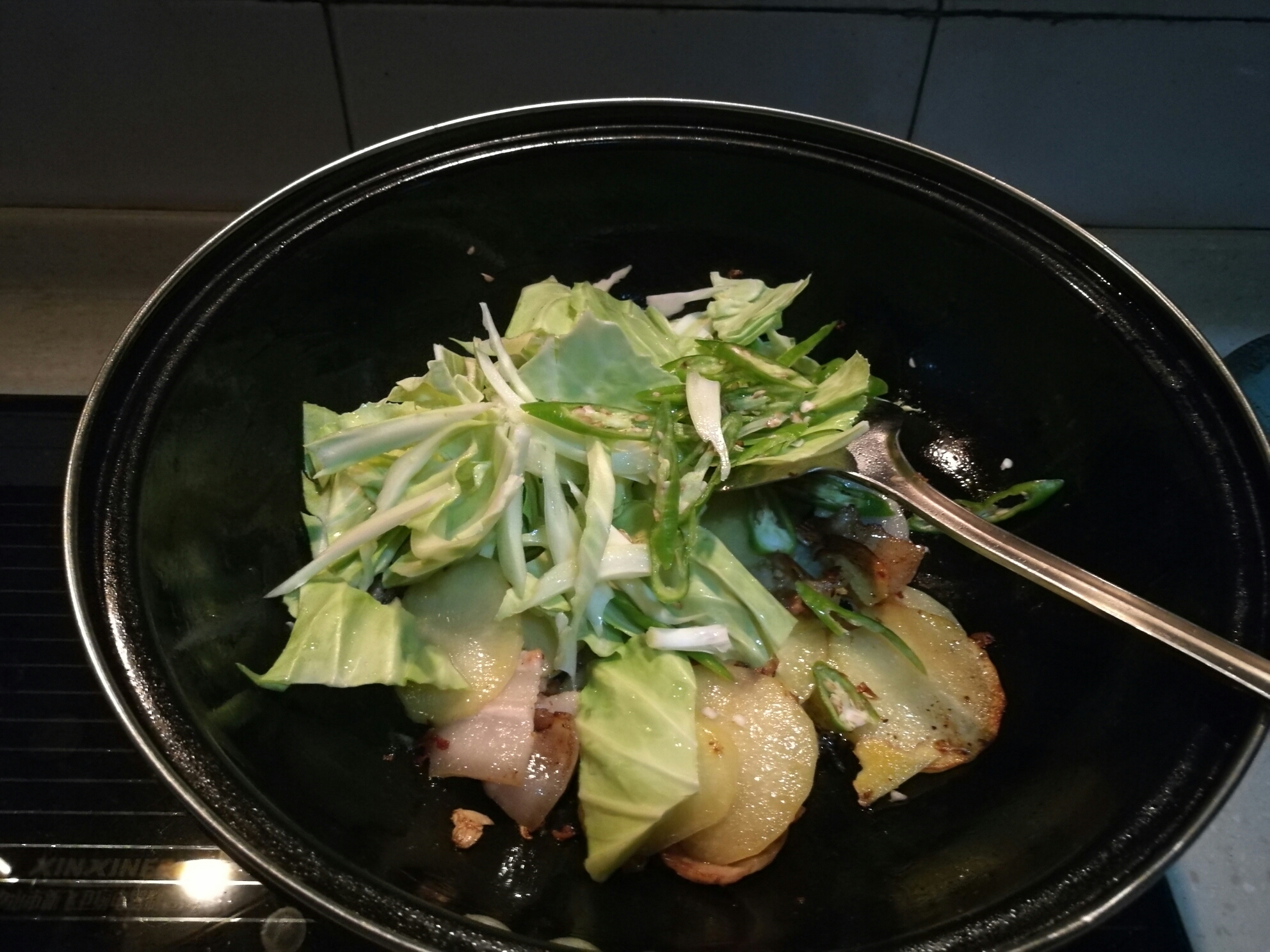 土豆包菜回鍋肉的做法 步骤6