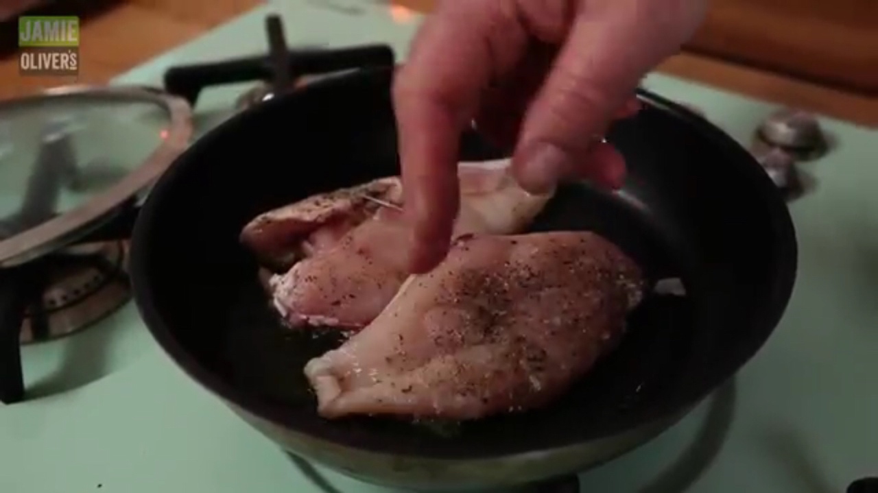 【Gennaro Contaldo 】簡易迷迭香煎雞胸 Simple pan fried chicken的做法 步骤4