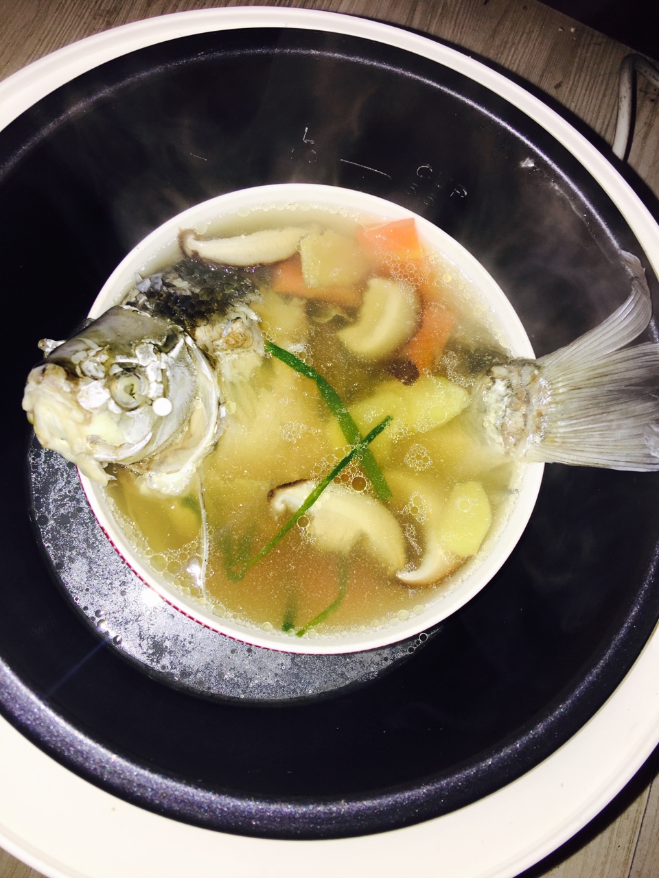 清蒸香菇胡蘿卜鯽魚湯的做法 步骤1