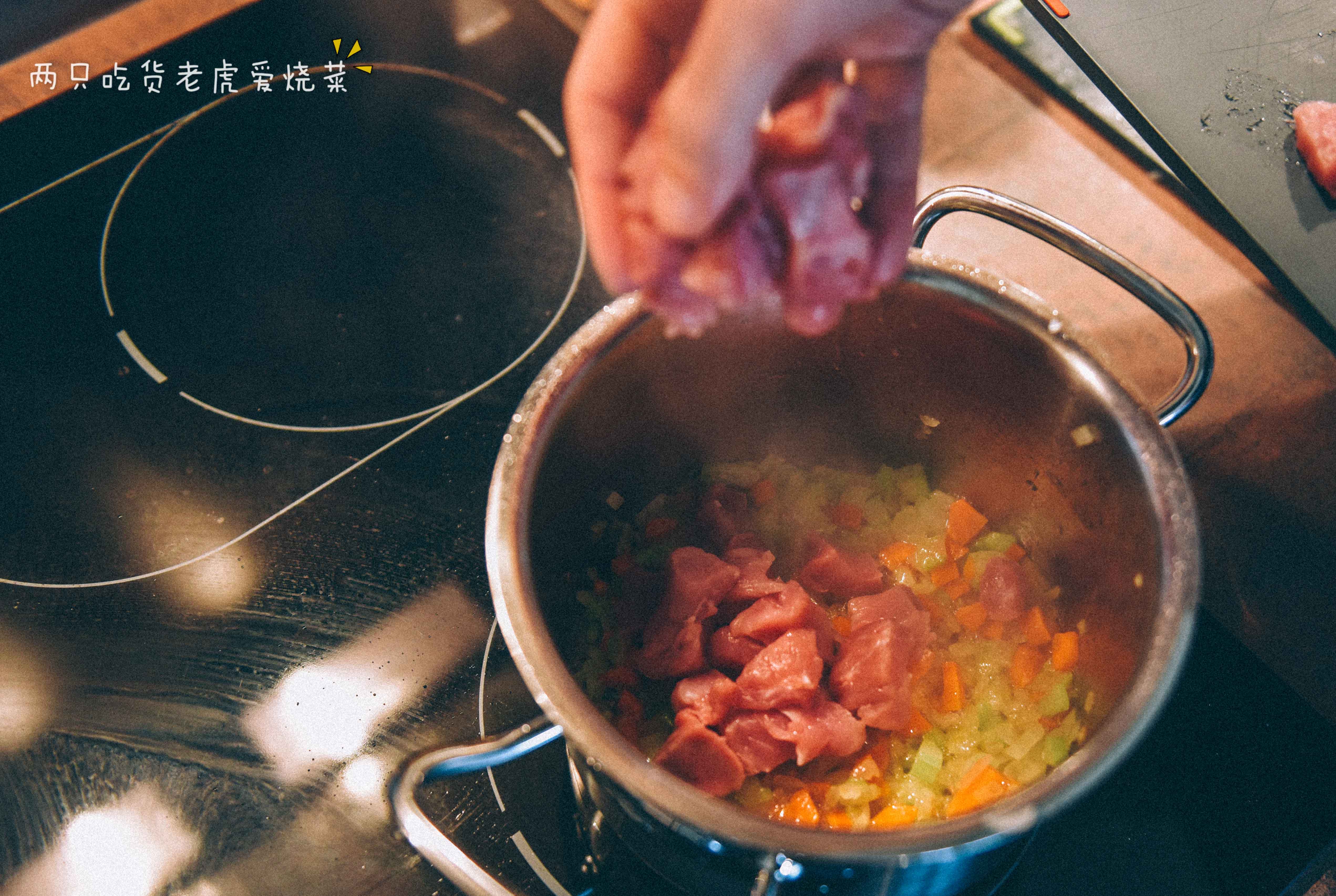 撲面而來的節日氣息 | 南意番茄炖肉醬的做法 步骤3