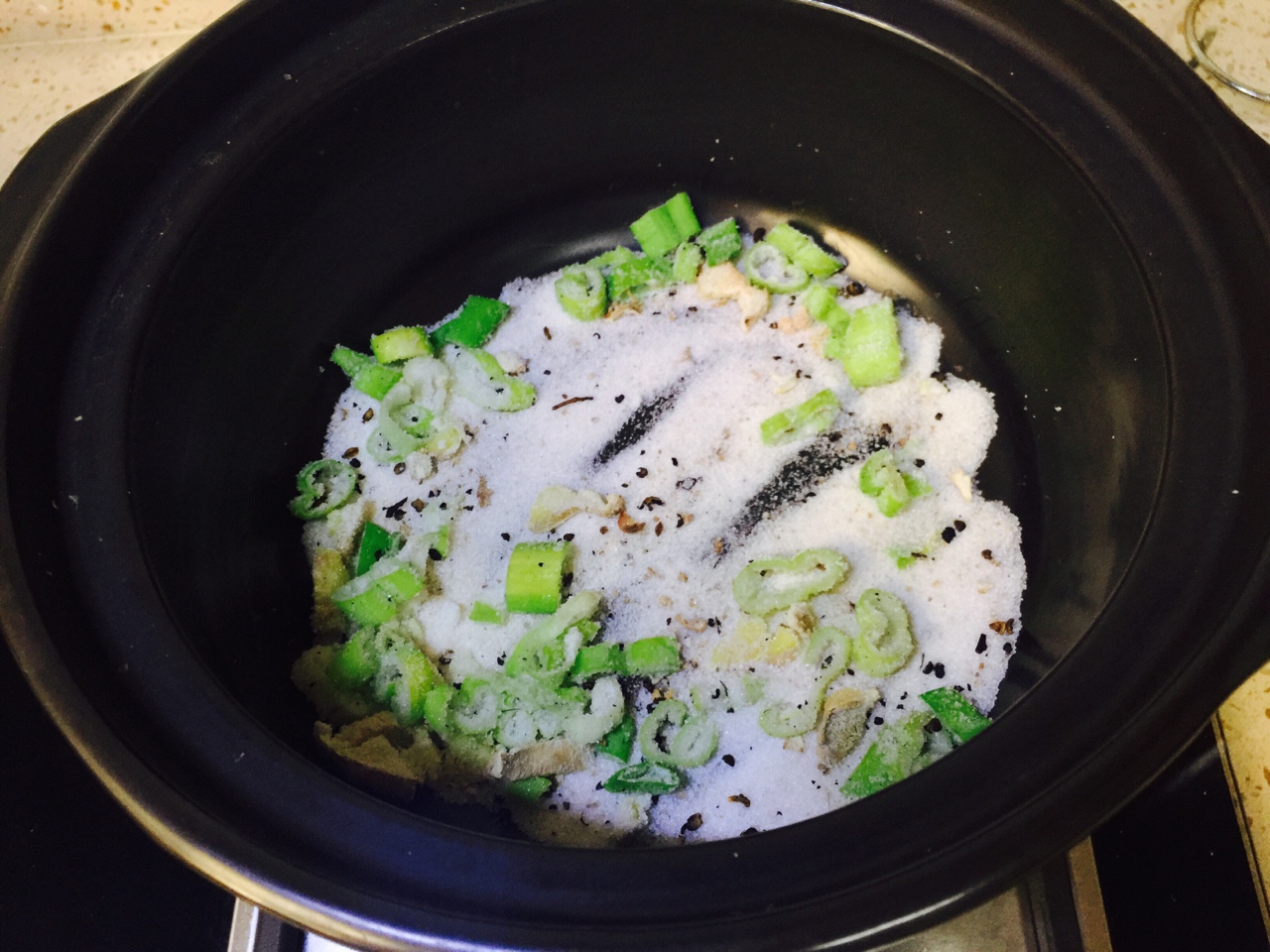 砂鍋鹽焗蝦的做法 步骤5