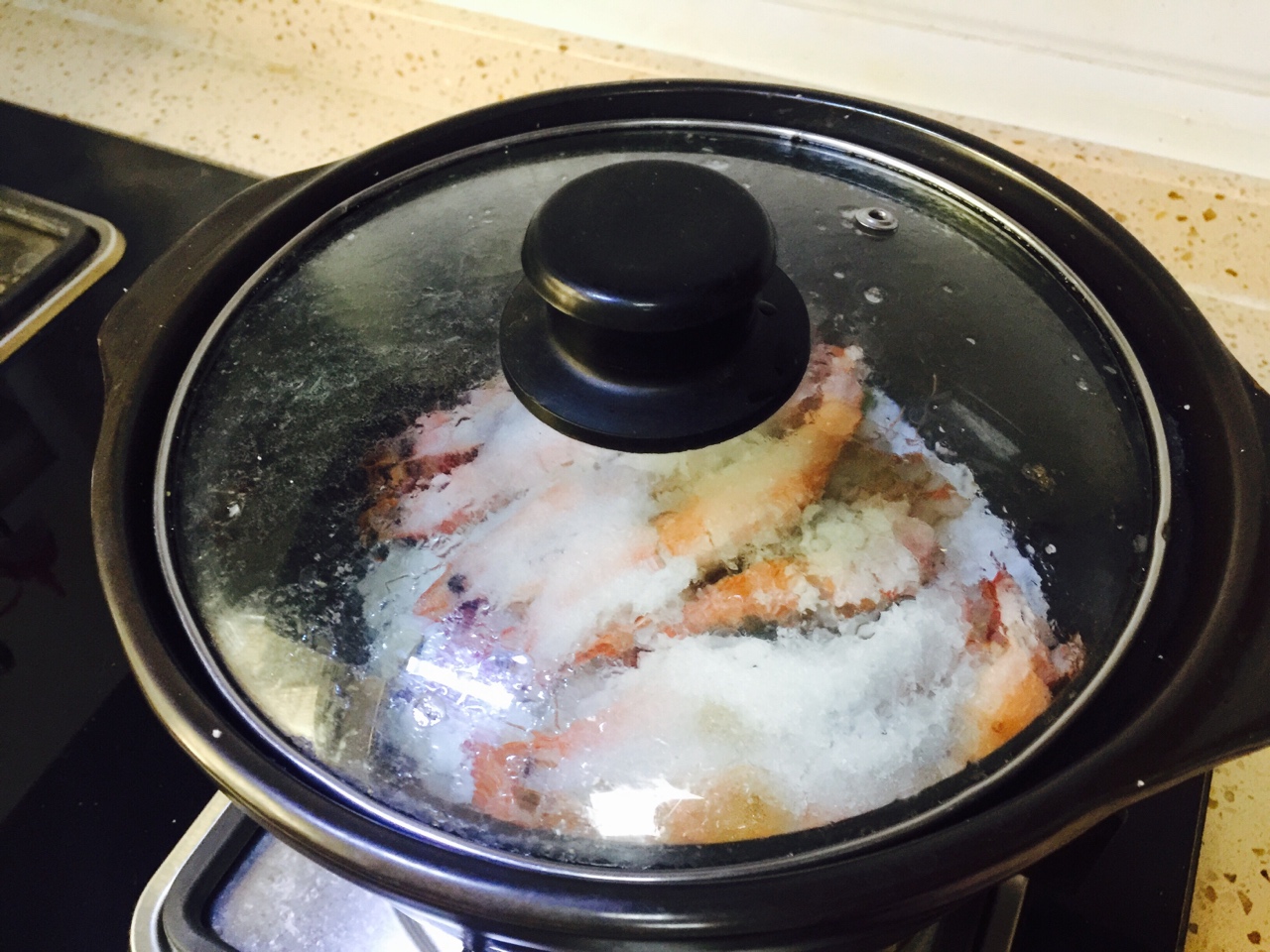 砂鍋鹽焗蝦的做法 步骤7