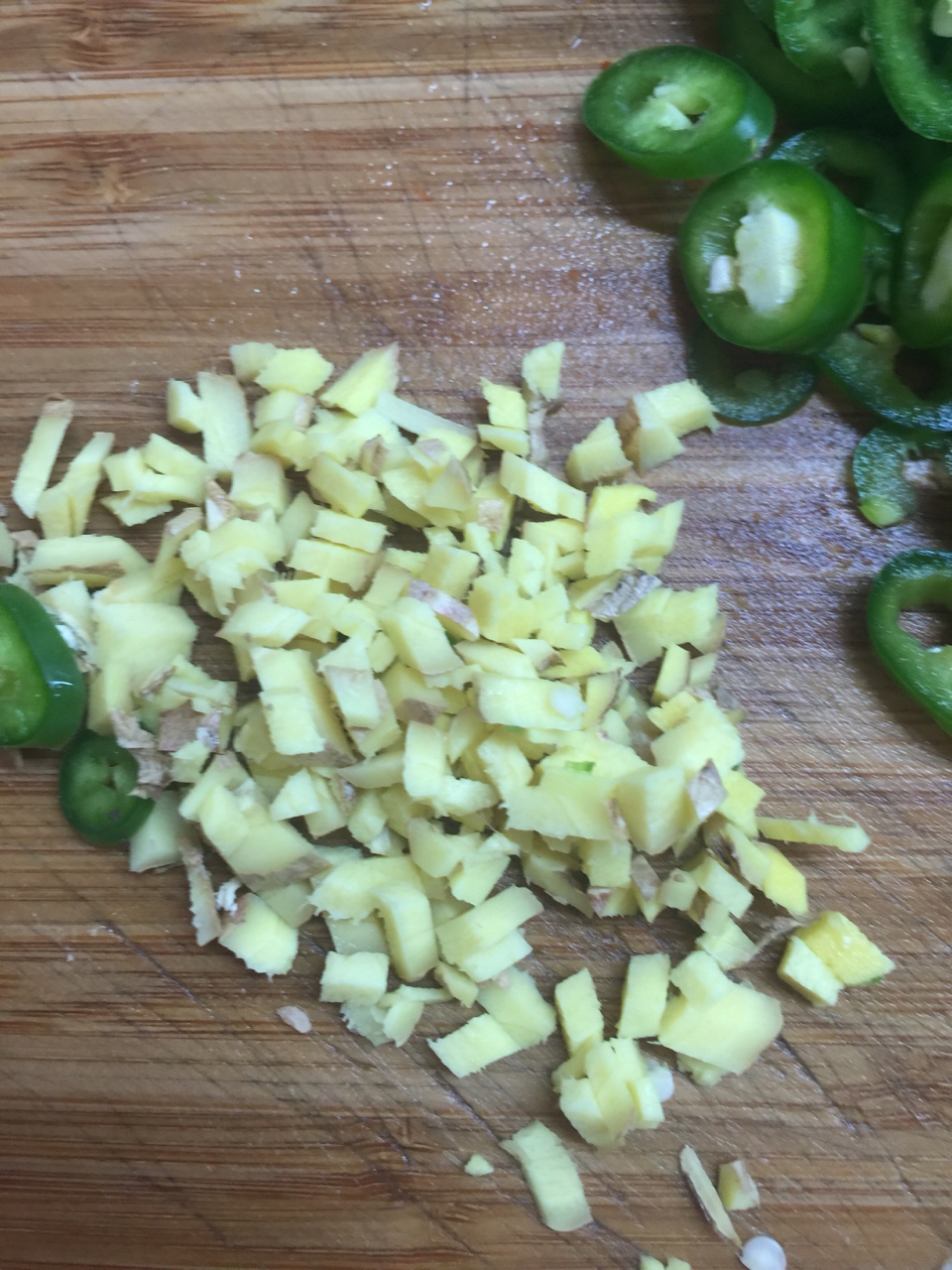 芹菜青椒碎米牛肉的做法 步骤3