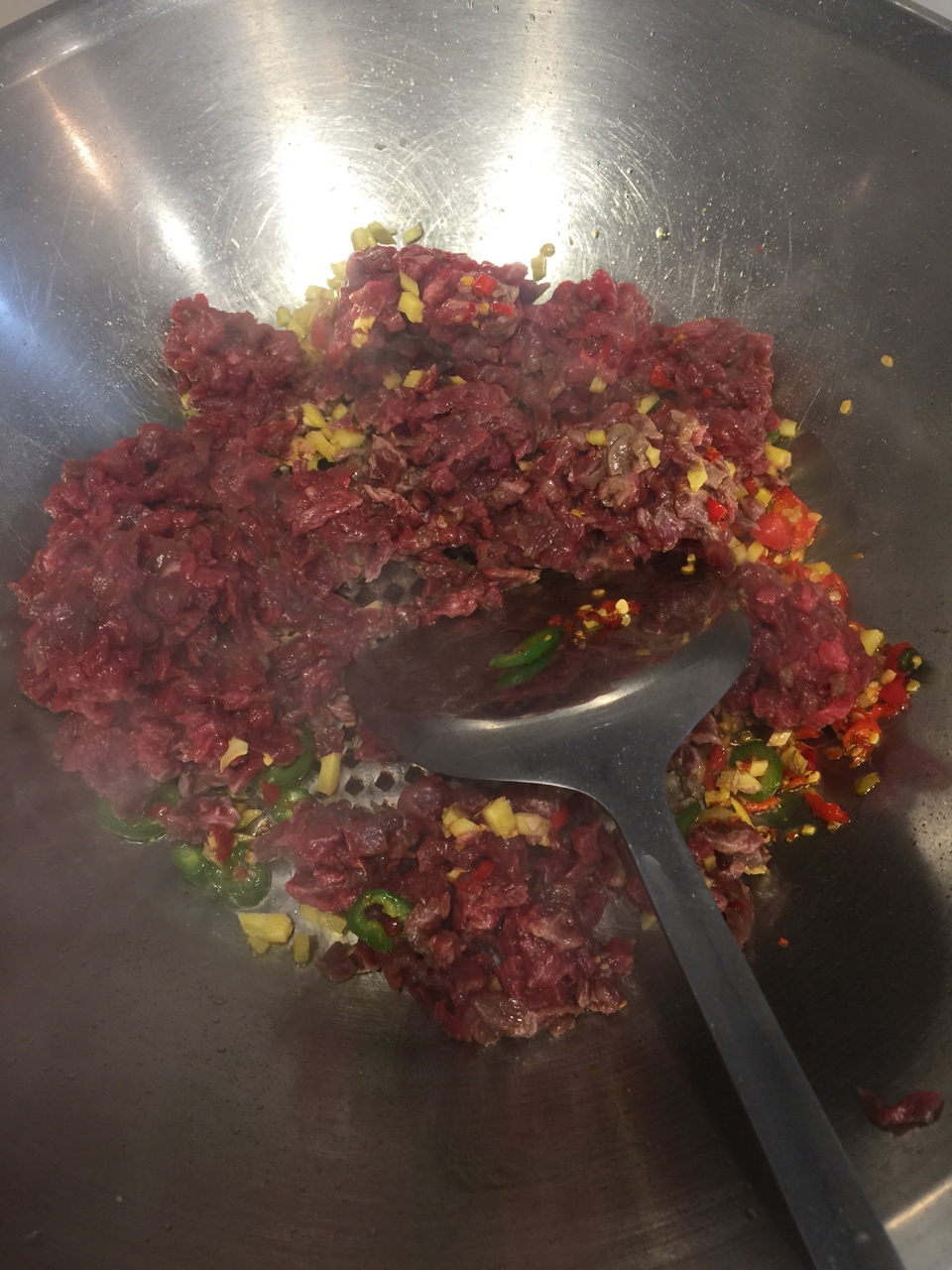 芹菜青椒碎米牛肉的做法 步骤7