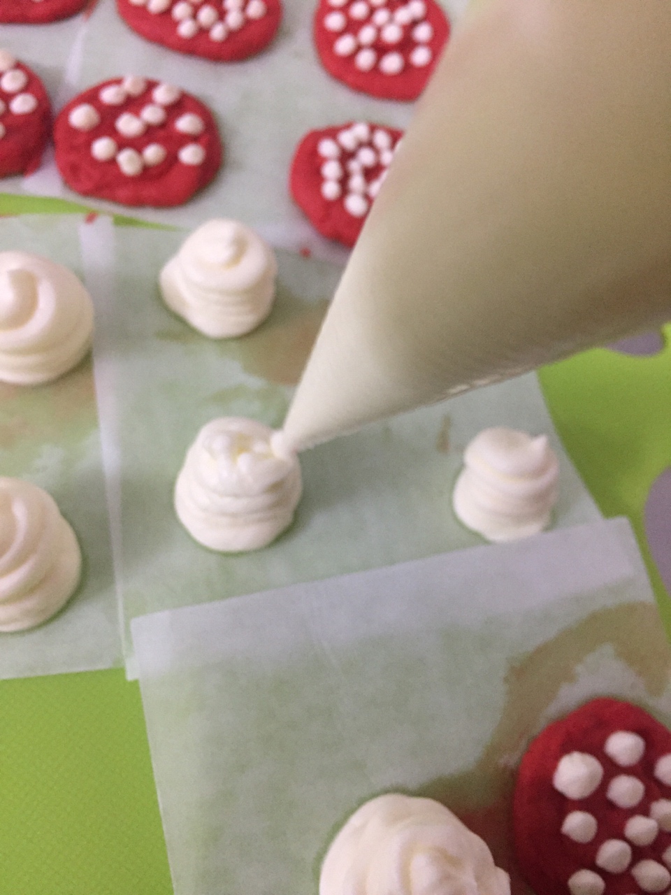 蛋糕裝飾－可愛小蘑菇 場景森林蛋糕必備的做法 步骤6