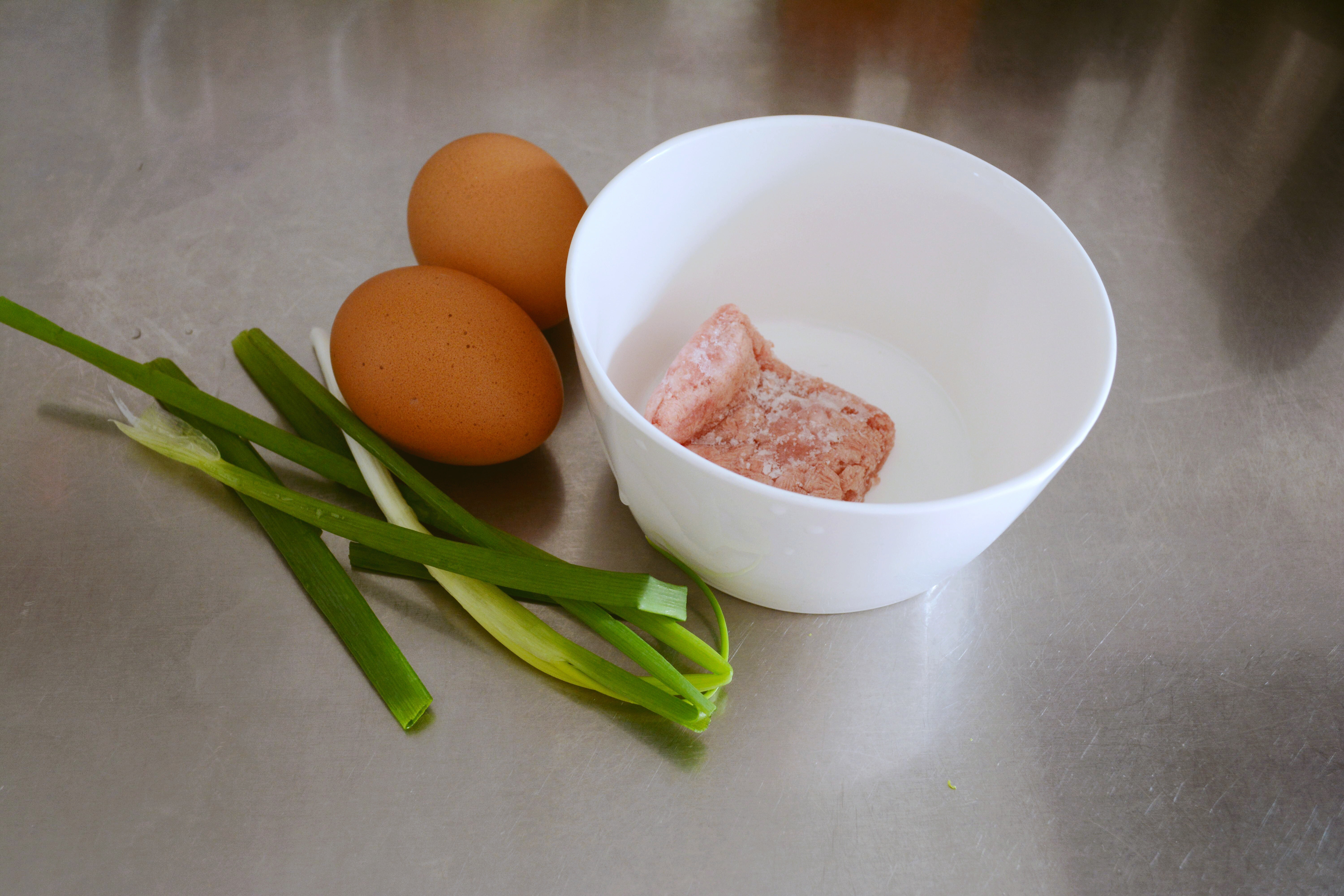 快手菜 香蔥肉碎煎蛋的做法 步骤1