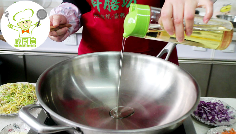 三絲素炒面，一碗用蔬菜汁做成的營養面--威廚藝的做法 步骤2