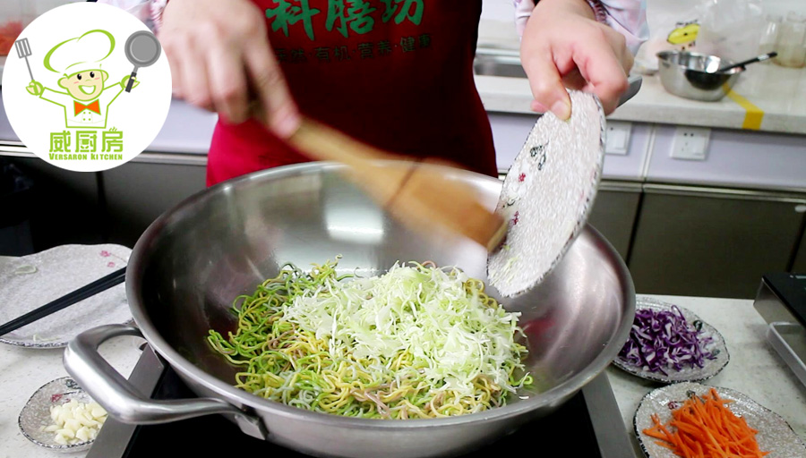 三絲素炒面，一碗用蔬菜汁做成的營養面--威廚藝的做法 步骤4