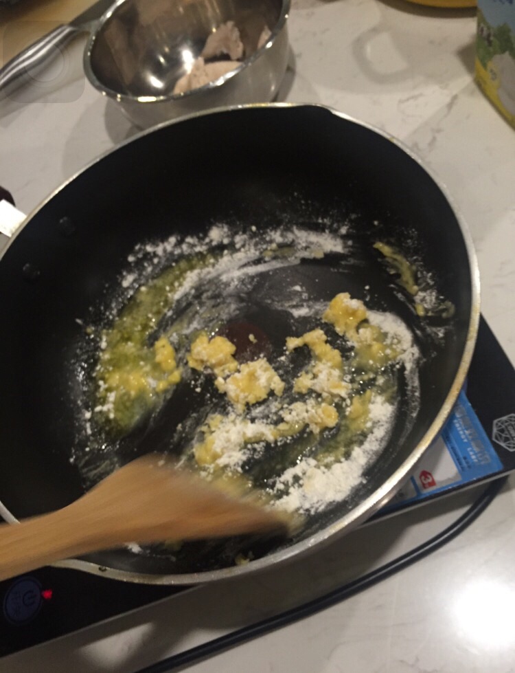 雞肉蘑菇湯的做法 步骤2