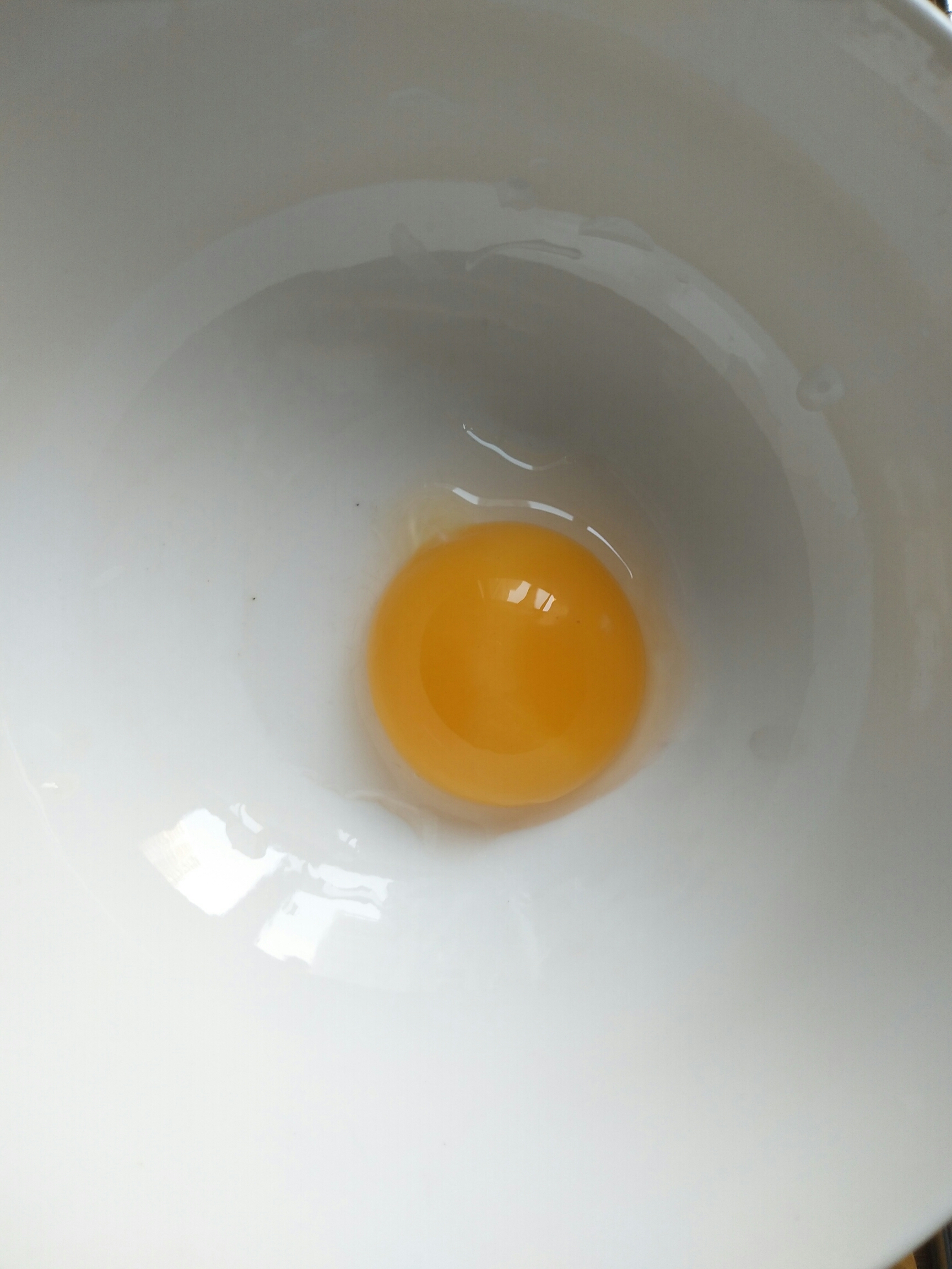 寶寶7個月輔食蛋黃蒸蛋的做法 步骤1
