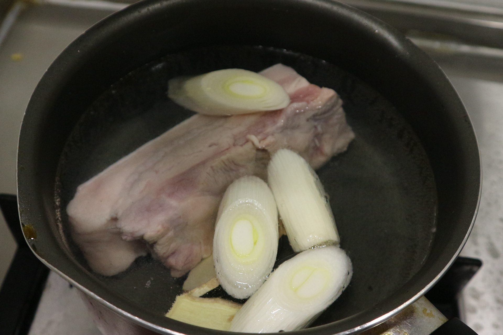 酸菜炖五花肉（高壓鍋版）的做法 步骤1
