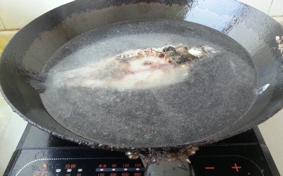 特鮮鯽魚菌菇湯的做法 步骤1