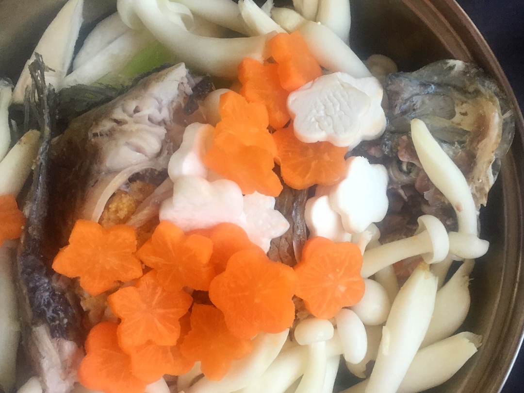 特鮮鯽魚菌菇湯的做法 步骤4