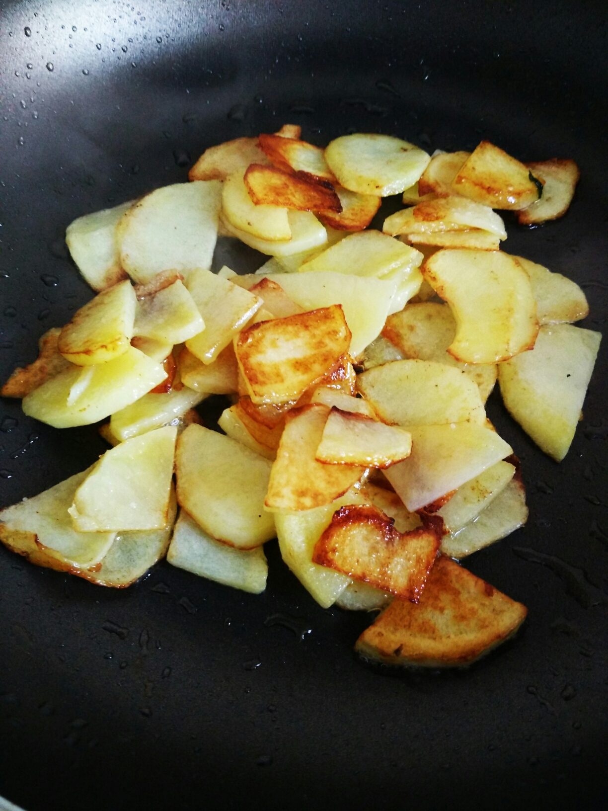 土豆片炒香菇粒的做法 步骤3