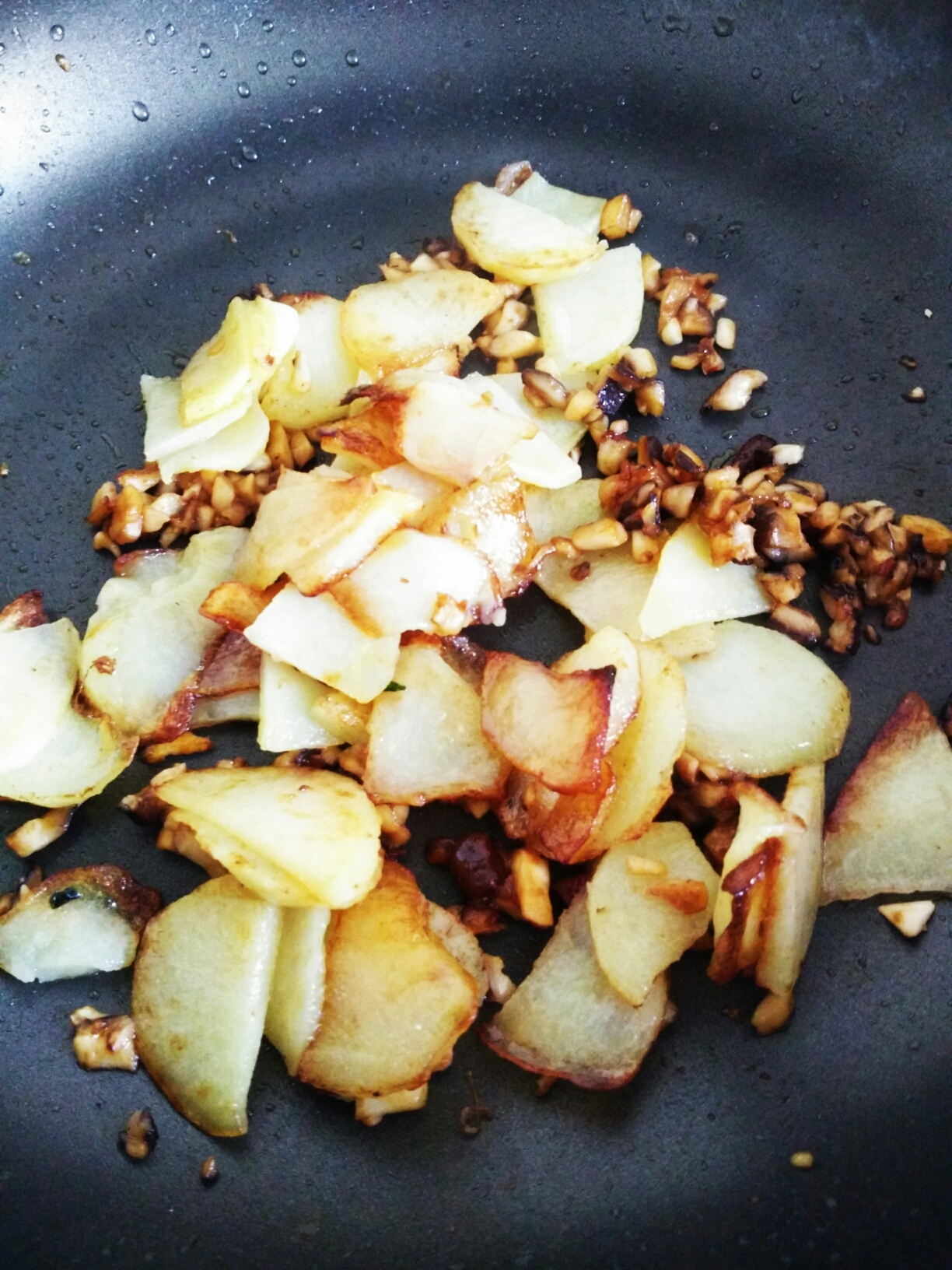土豆片炒香菇粒的做法 步骤5