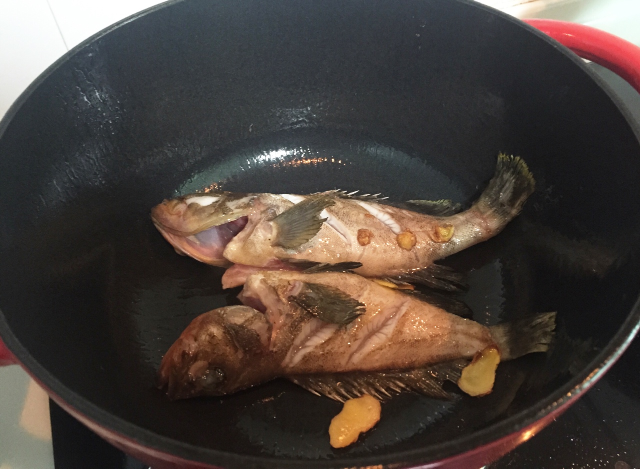跟著小神做美食——西紅柿石斑魚湯的做法 步骤1