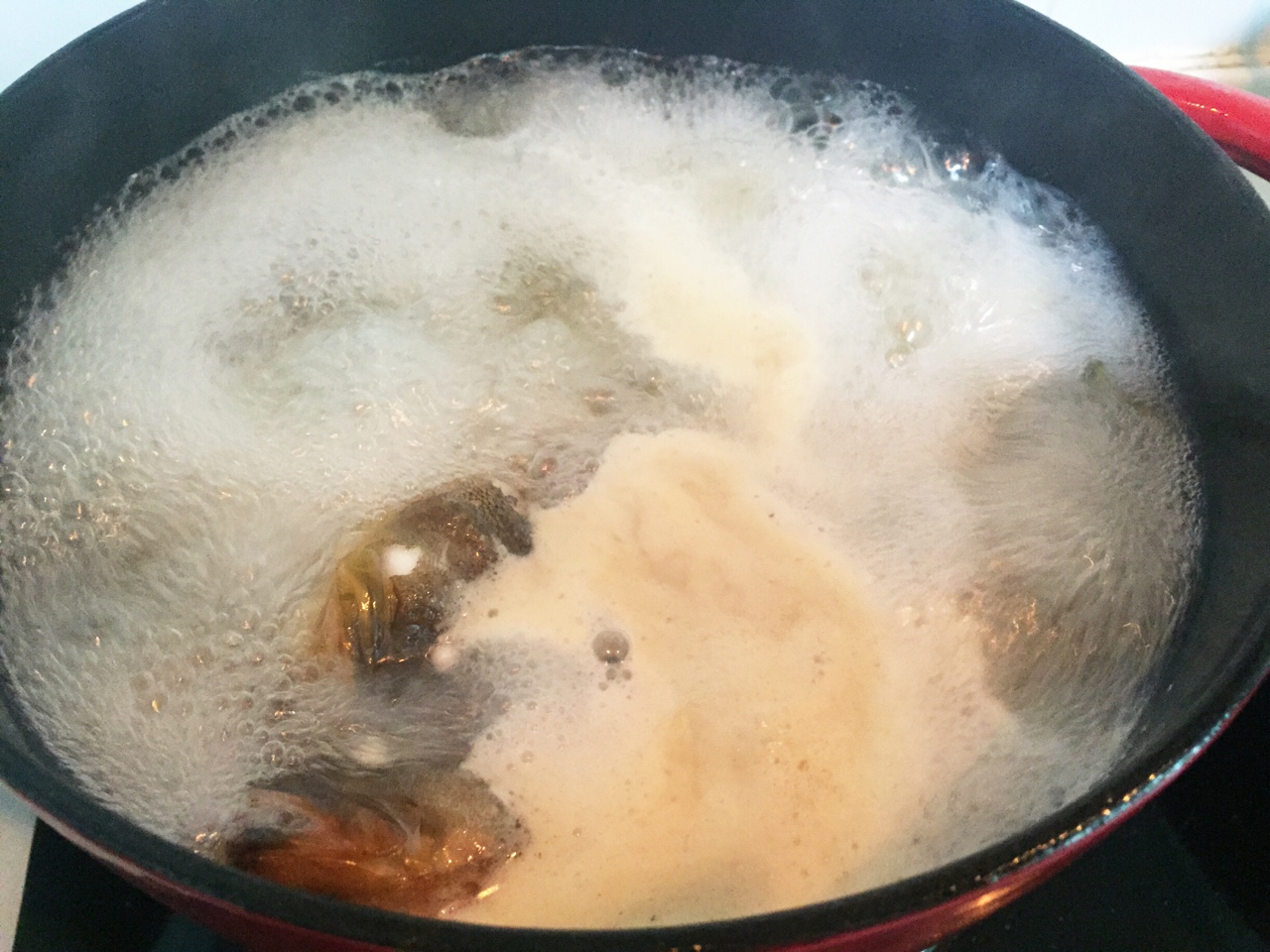 跟著小神做美食——西紅柿石斑魚湯的做法 步骤3