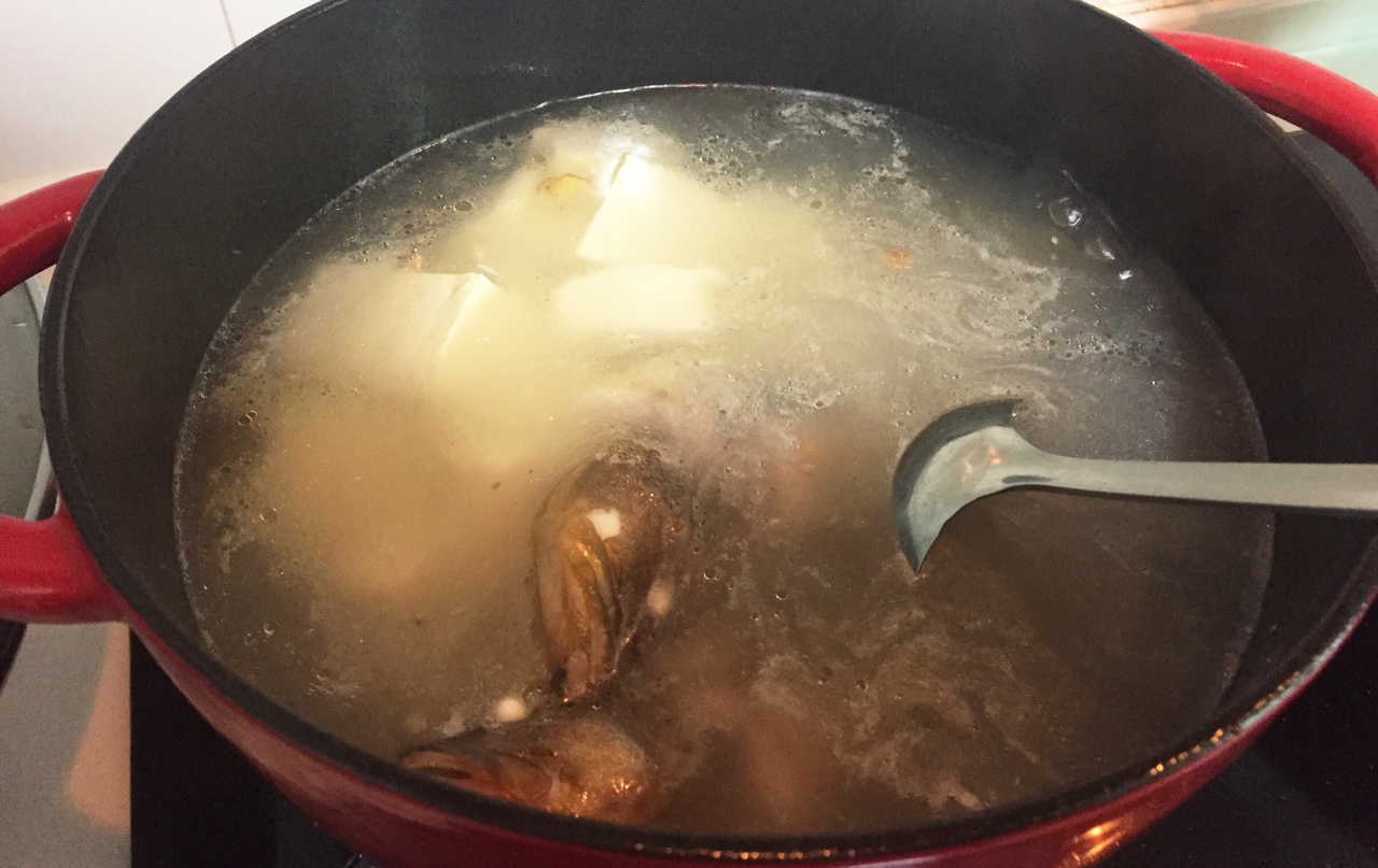 跟著小神做美食——西紅柿石斑魚湯的做法 步骤4