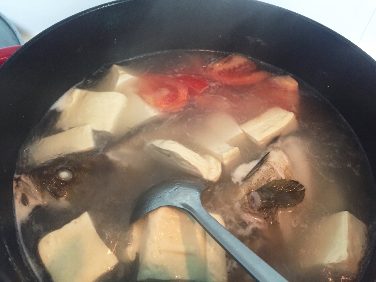 跟著小神做美食——西紅柿石斑魚湯的做法 步骤5