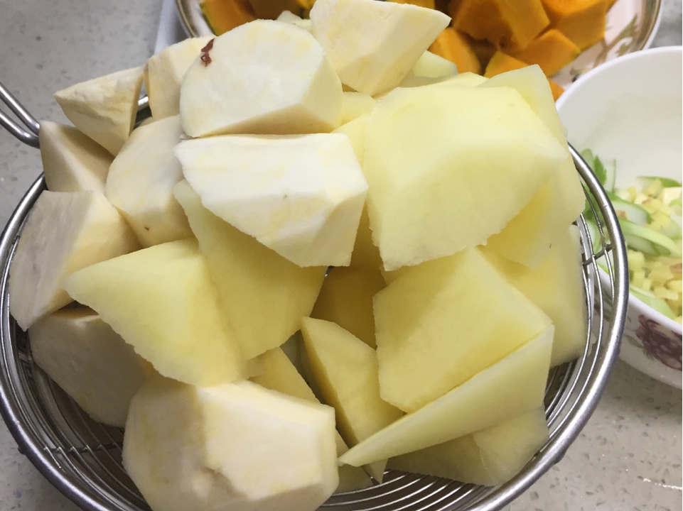 土豆窩瓜炖芸豆的做法 步骤2