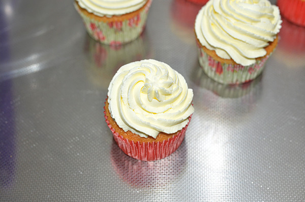 草莓奶油杯子蛋糕---清新美貌的小甜點的做法 步骤15