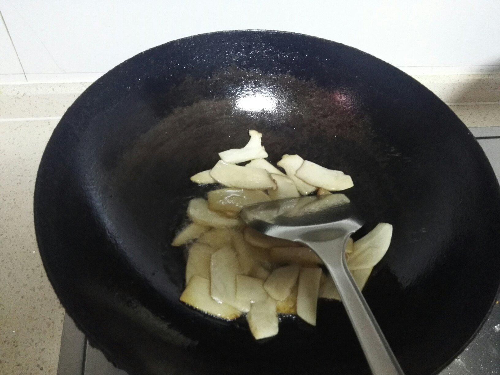 超簡單又好吃的炒杏鮑菇的做法 步骤2