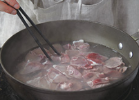 【食材包】鮮雞湯青筍汆羊肉的做法 步骤4