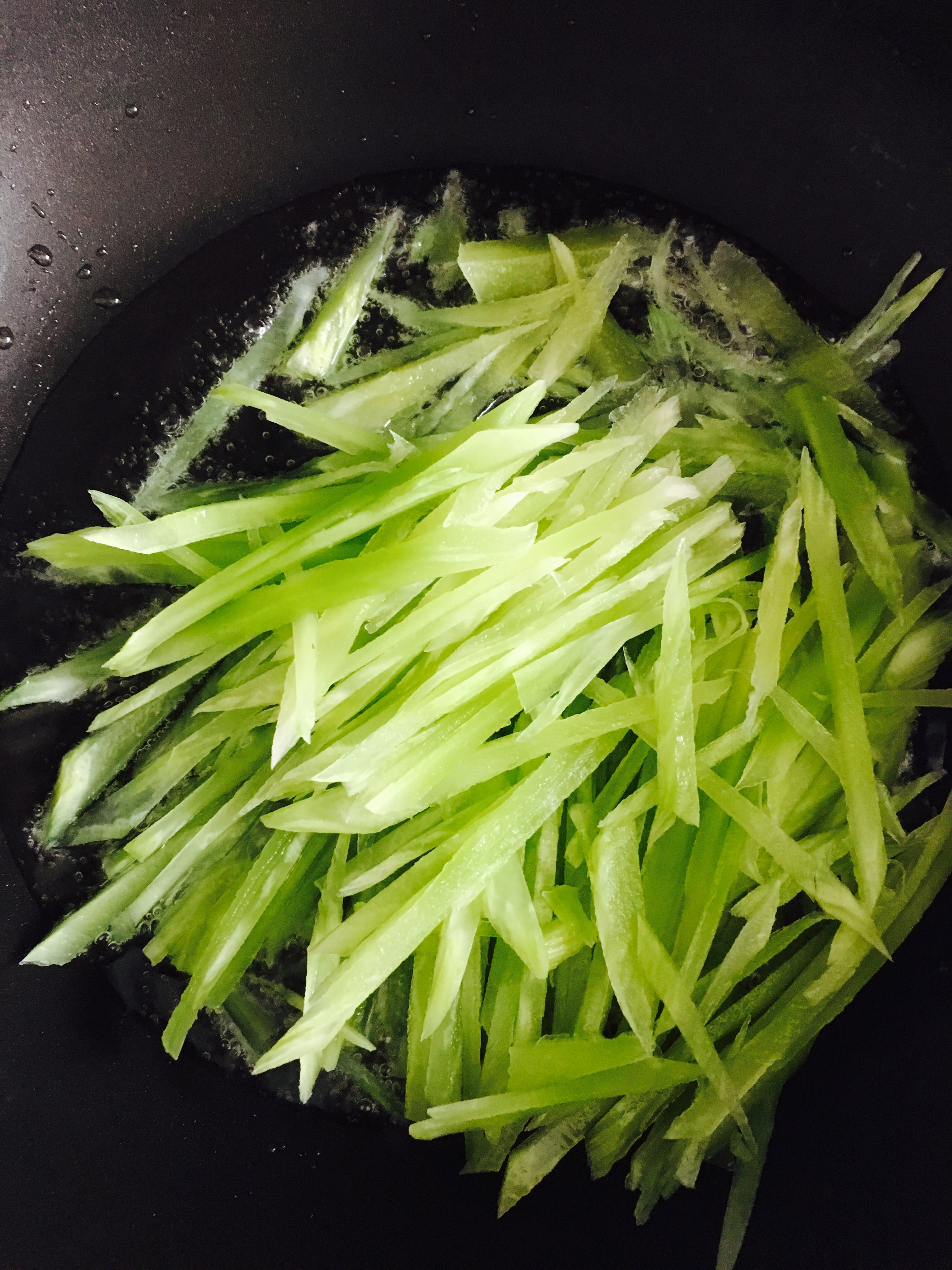 咸肉萵筍葉菜飯配萵筍炒蛋的做法 步骤7