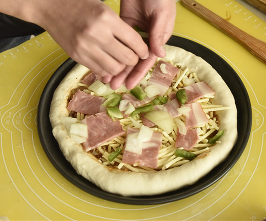 芝心培根肉披薩（最完整步驟，適用所有口味披薩面團））的做法 步骤12