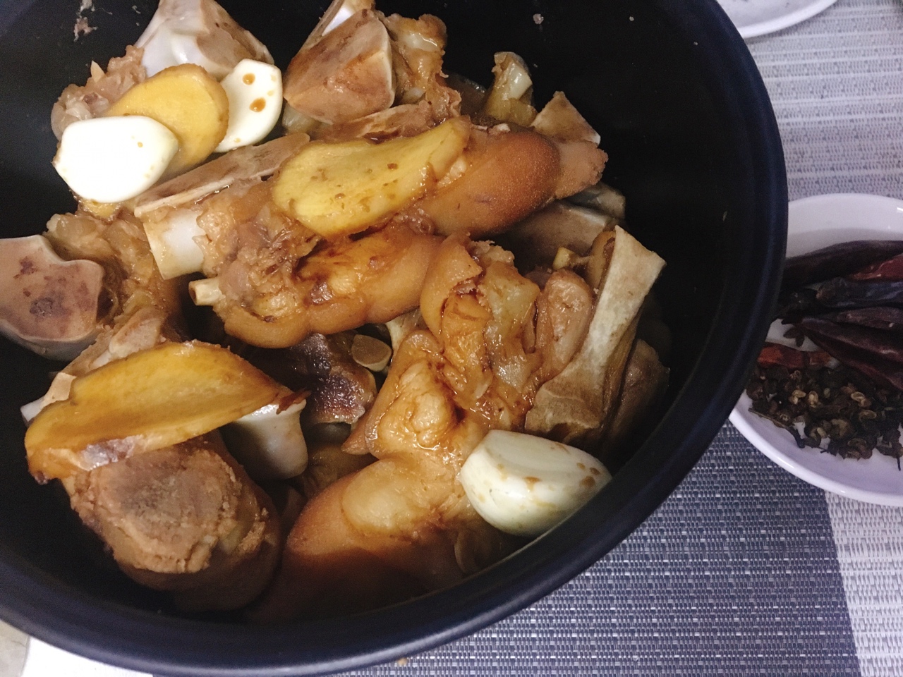 電飯煲版炖五香甜辣豬蹄的做法 步骤3
