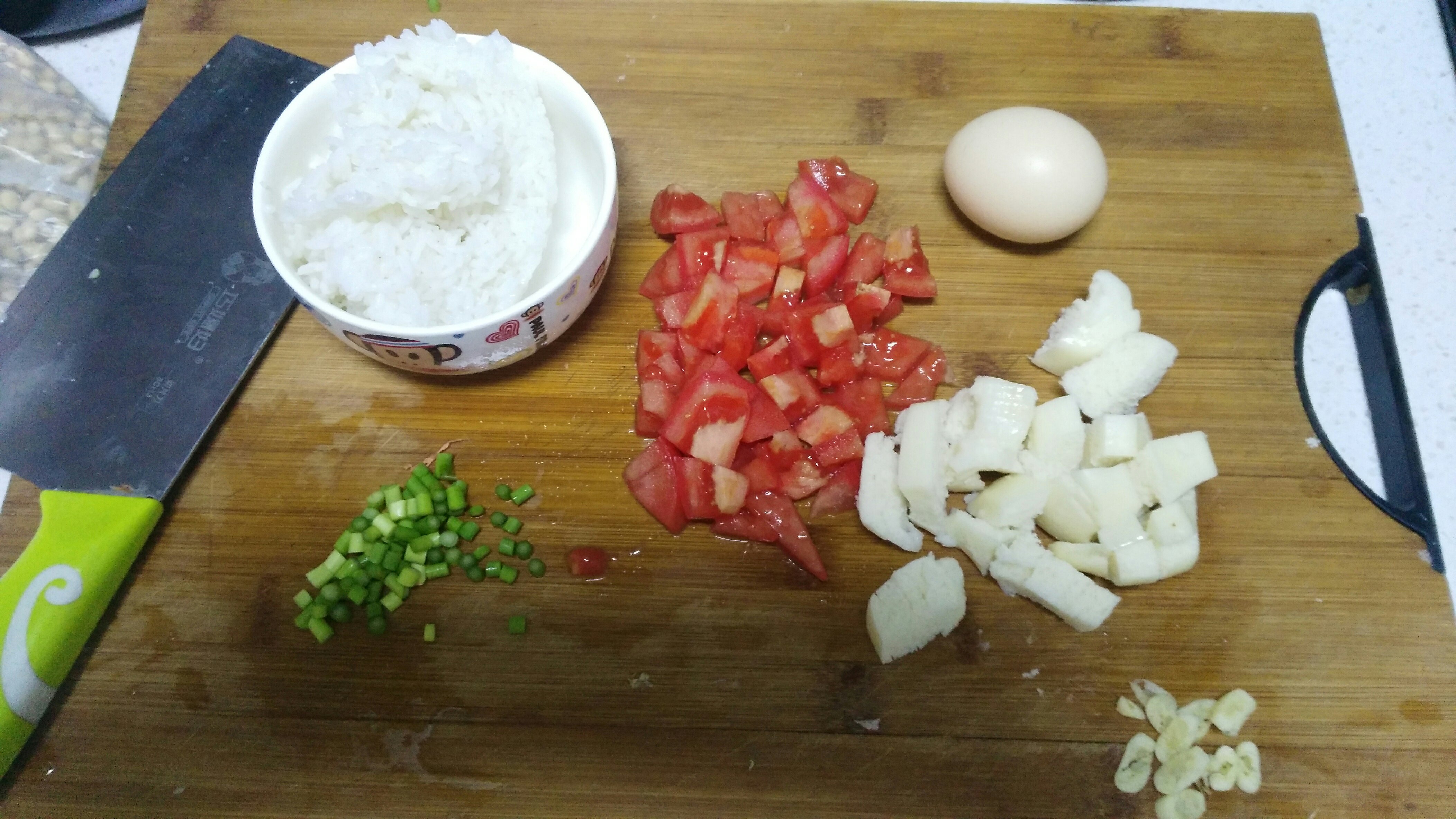 快手美味的番茄雞蛋炒飯加饅頭的做法 步骤1
