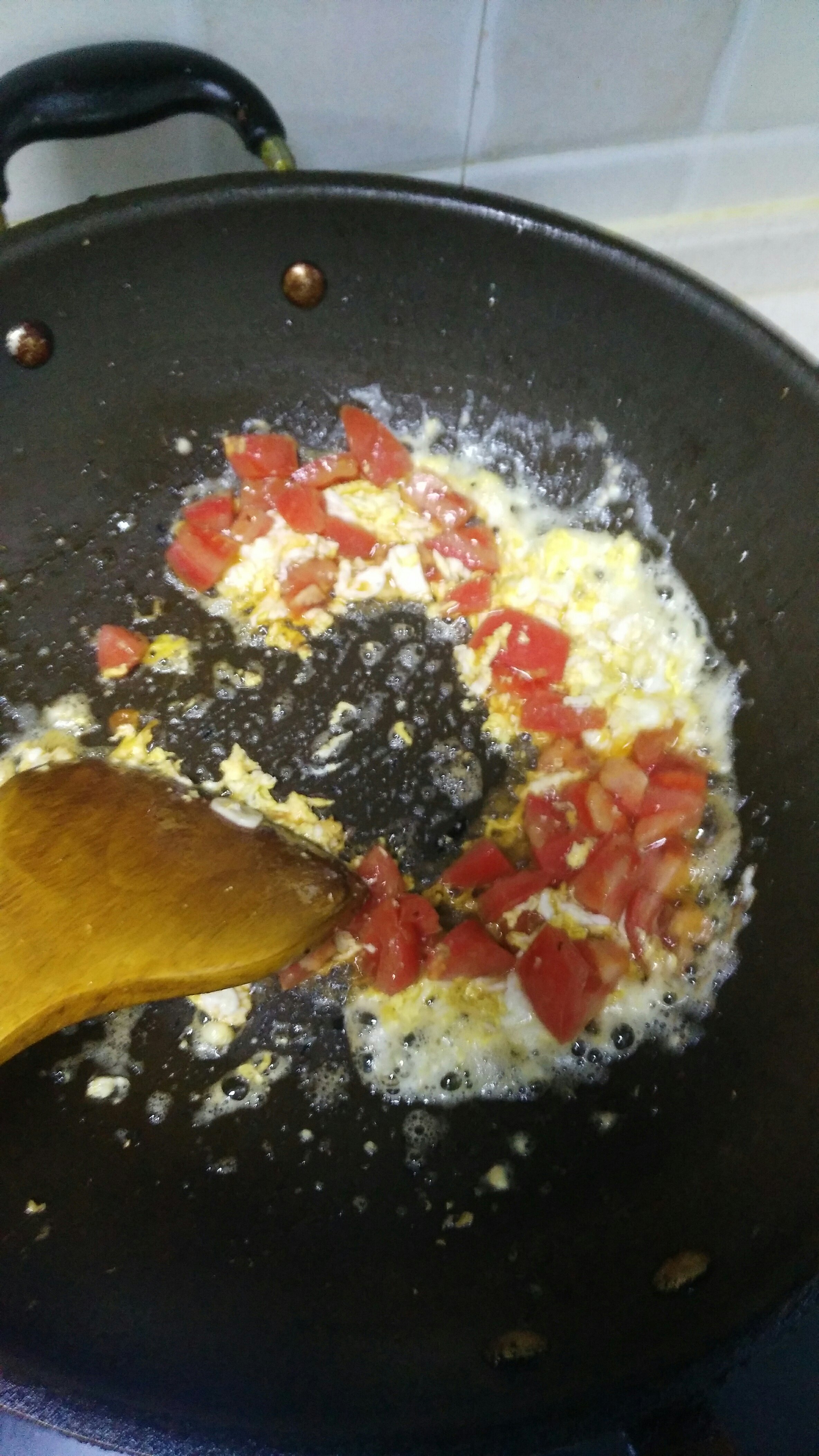 快手美味的番茄雞蛋炒飯加饅頭的做法 步骤3
