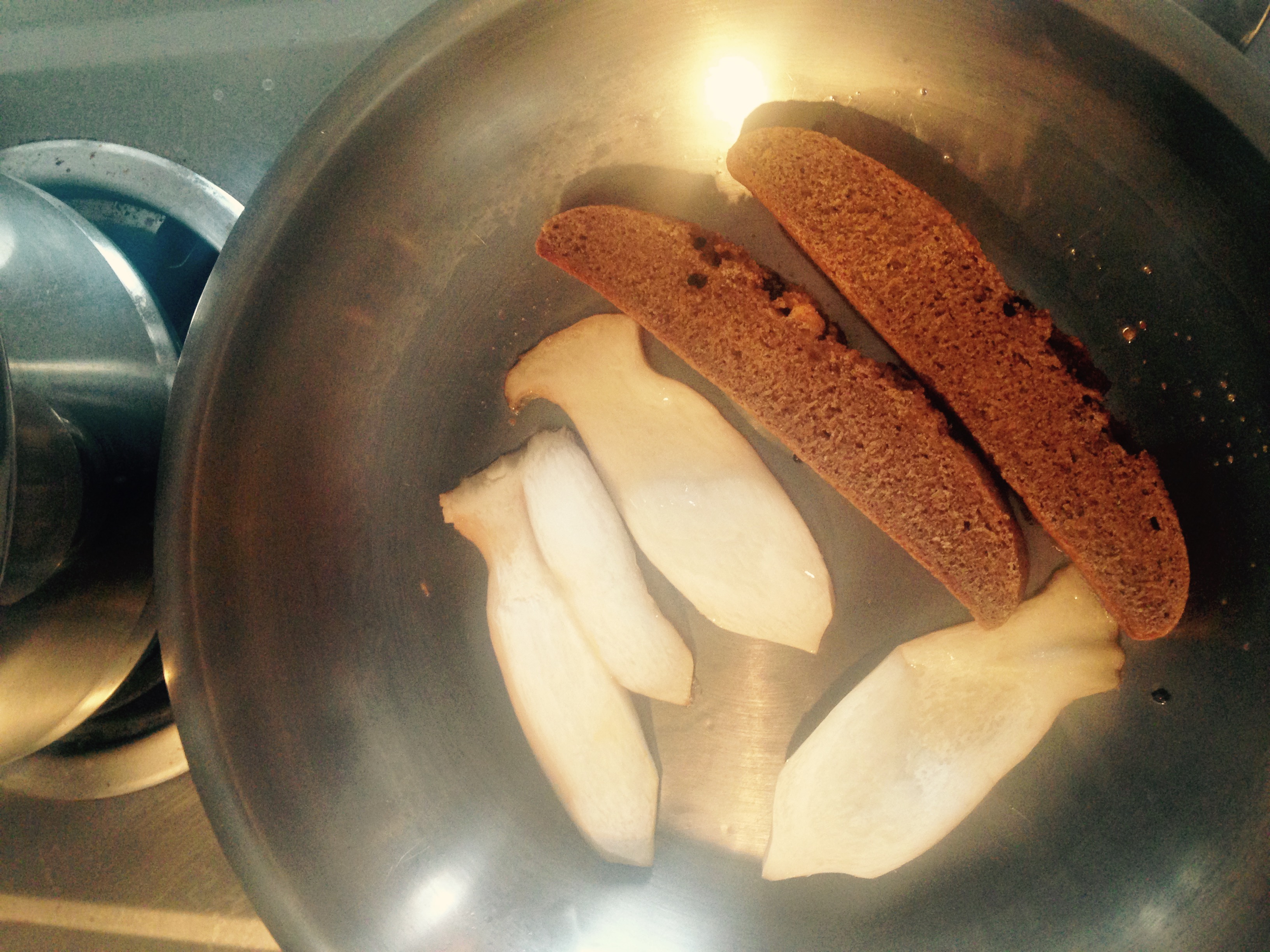 中西混搭之素輕食~香煎杏鮑菇黑面包配時蔬（剩菜版）的做法 步骤4