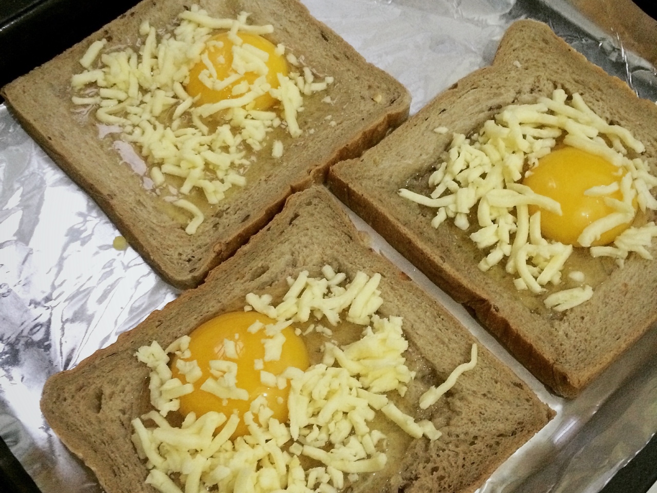 愛心早餐-芝士太陽蛋土司+心形荷包蛋的做法 步骤2