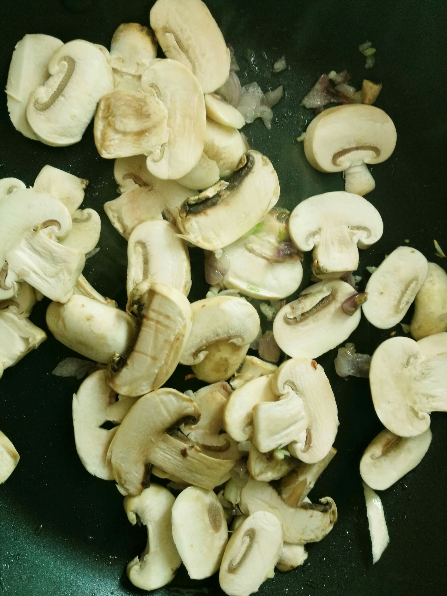 豆苗蘑菇皮蛋上湯的做法 步骤3