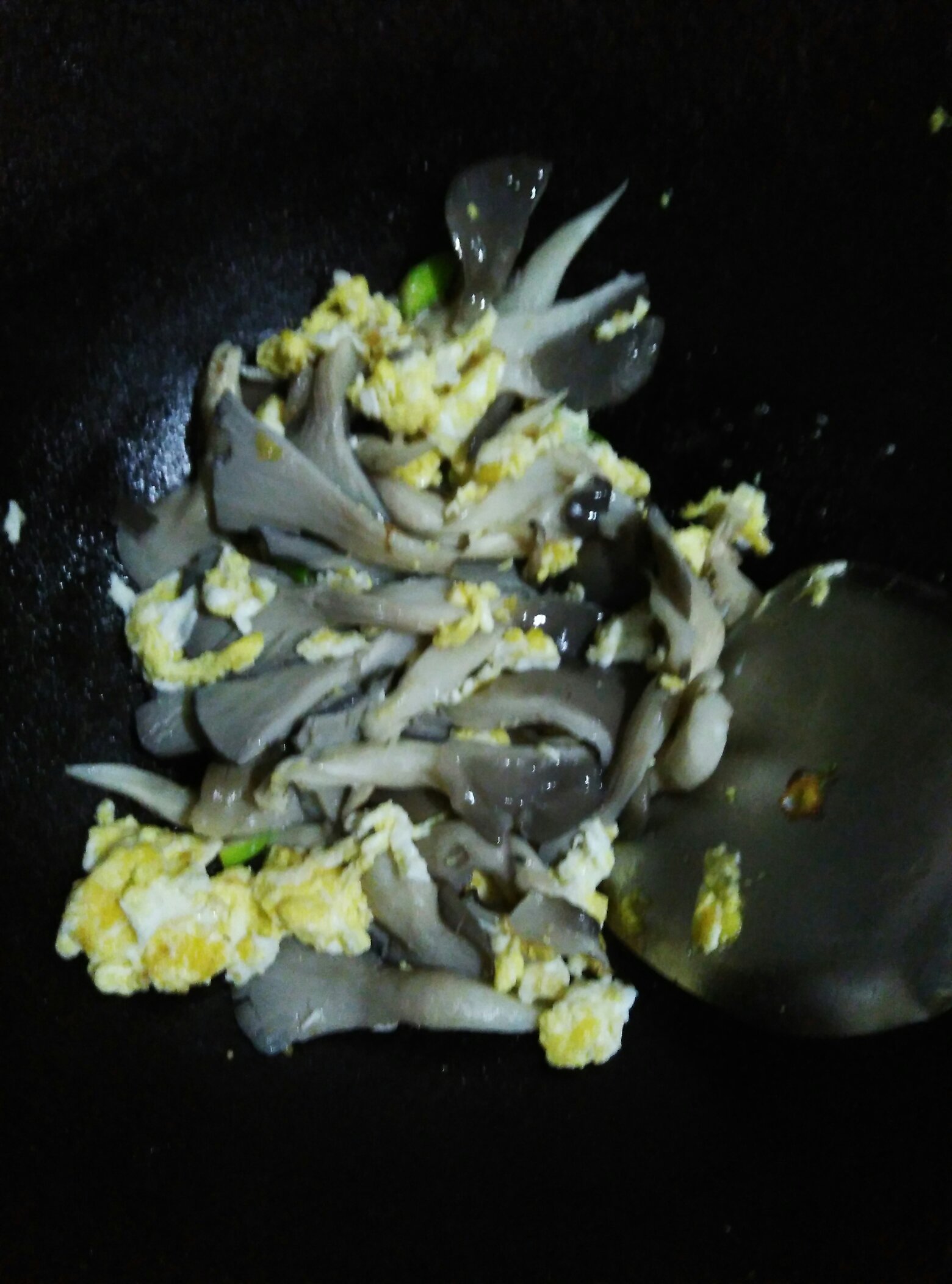 蘑菇炒雞蛋【快手菜】的做法 步骤3