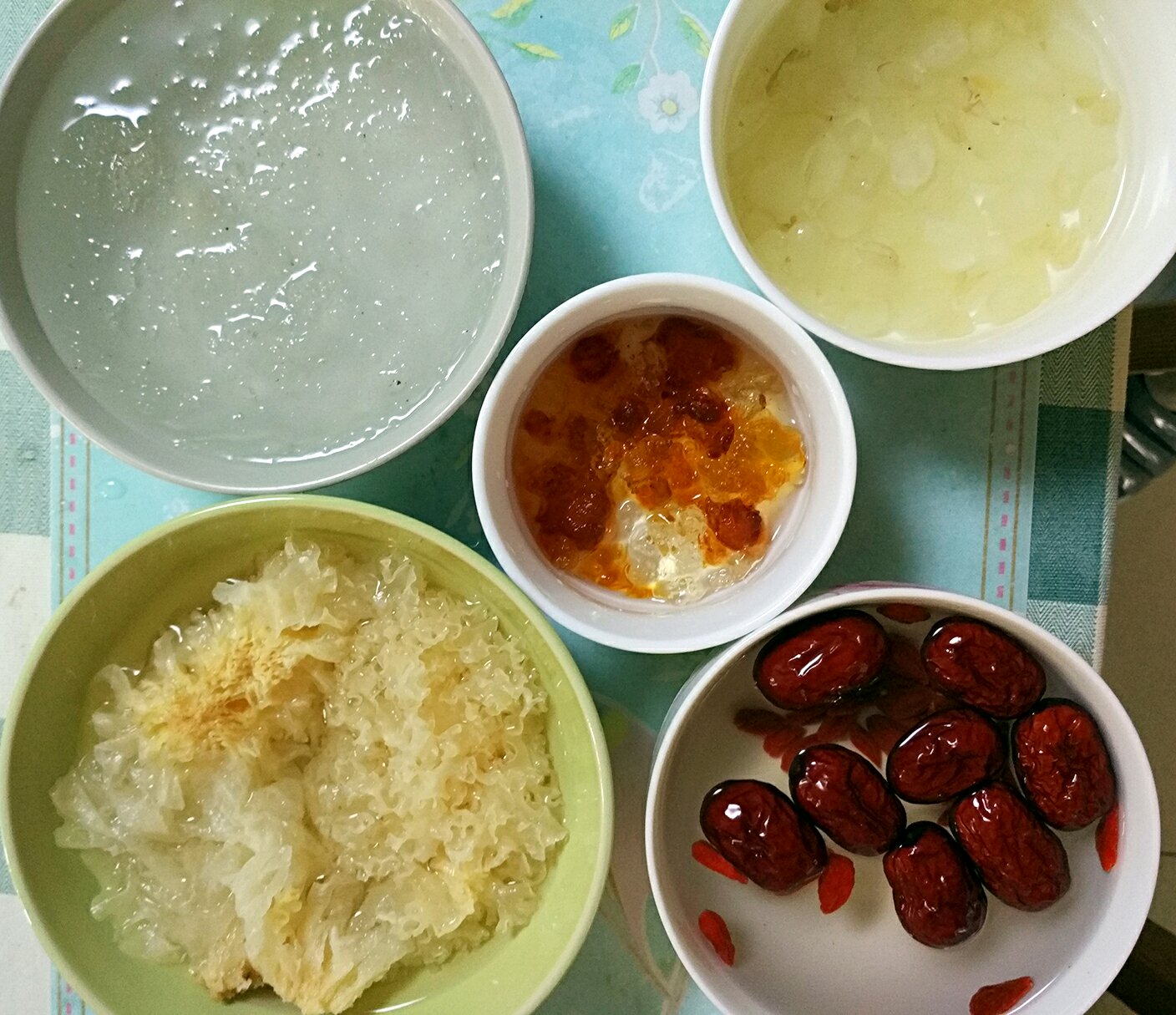 銀耳雪燕桃膠皂角米羹的做法 步骤1
