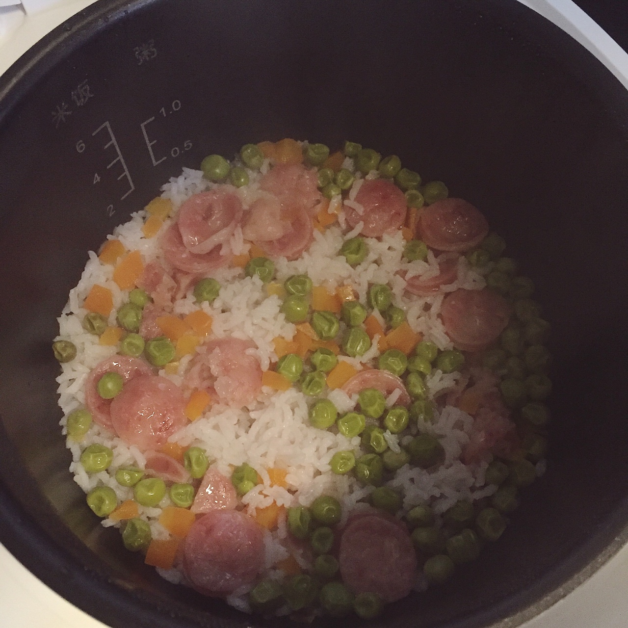 電飯煲臘腸燜飯無油版的做法 步骤2