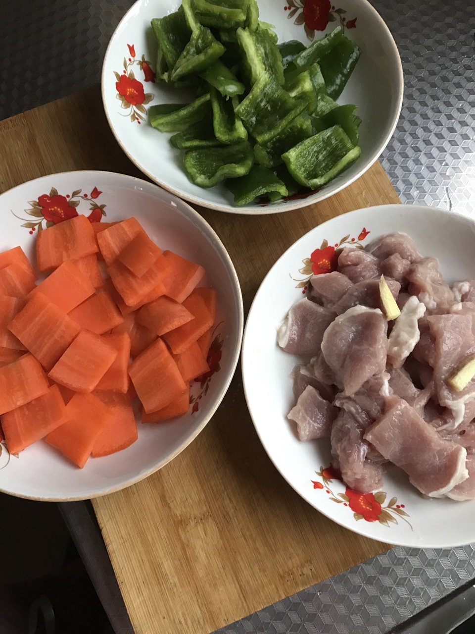 青椒胡蘿卜炒大肉片的做法 步骤2