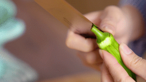 秋葵5種吃法之二響油秋葵【曼達小館】的做法 步骤1
