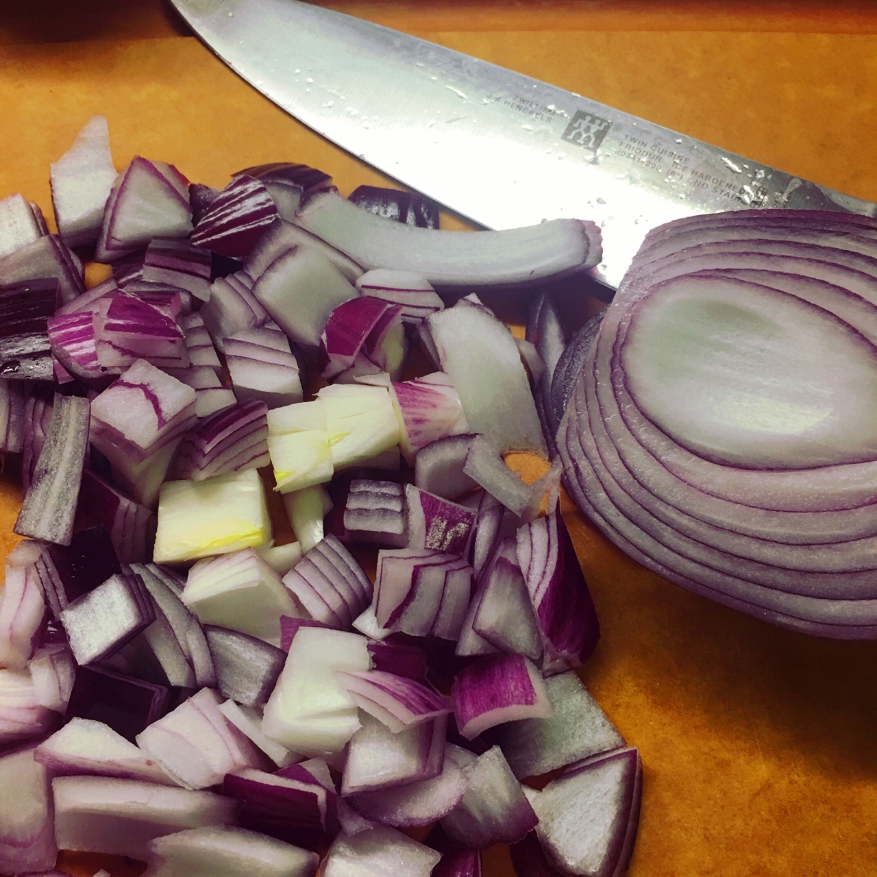 法式洋蔥湯之暗黑料理版（紫洋蔥版）的做法 步骤1