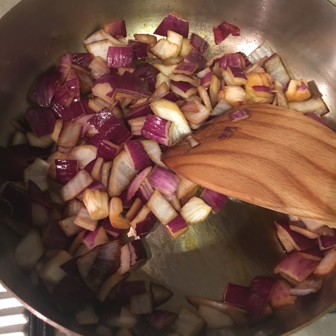 法式洋蔥湯之暗黑料理版（紫洋蔥版）的做法 步骤3