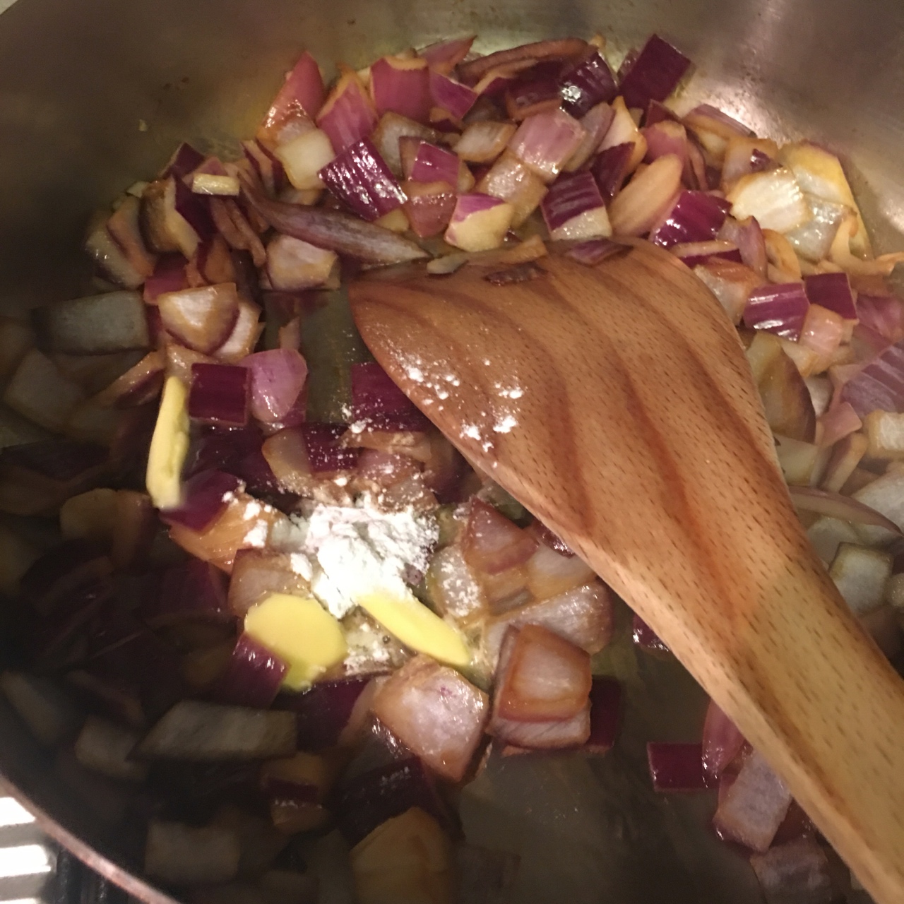 法式洋蔥湯之暗黑料理版（紫洋蔥版）的做法 步骤4