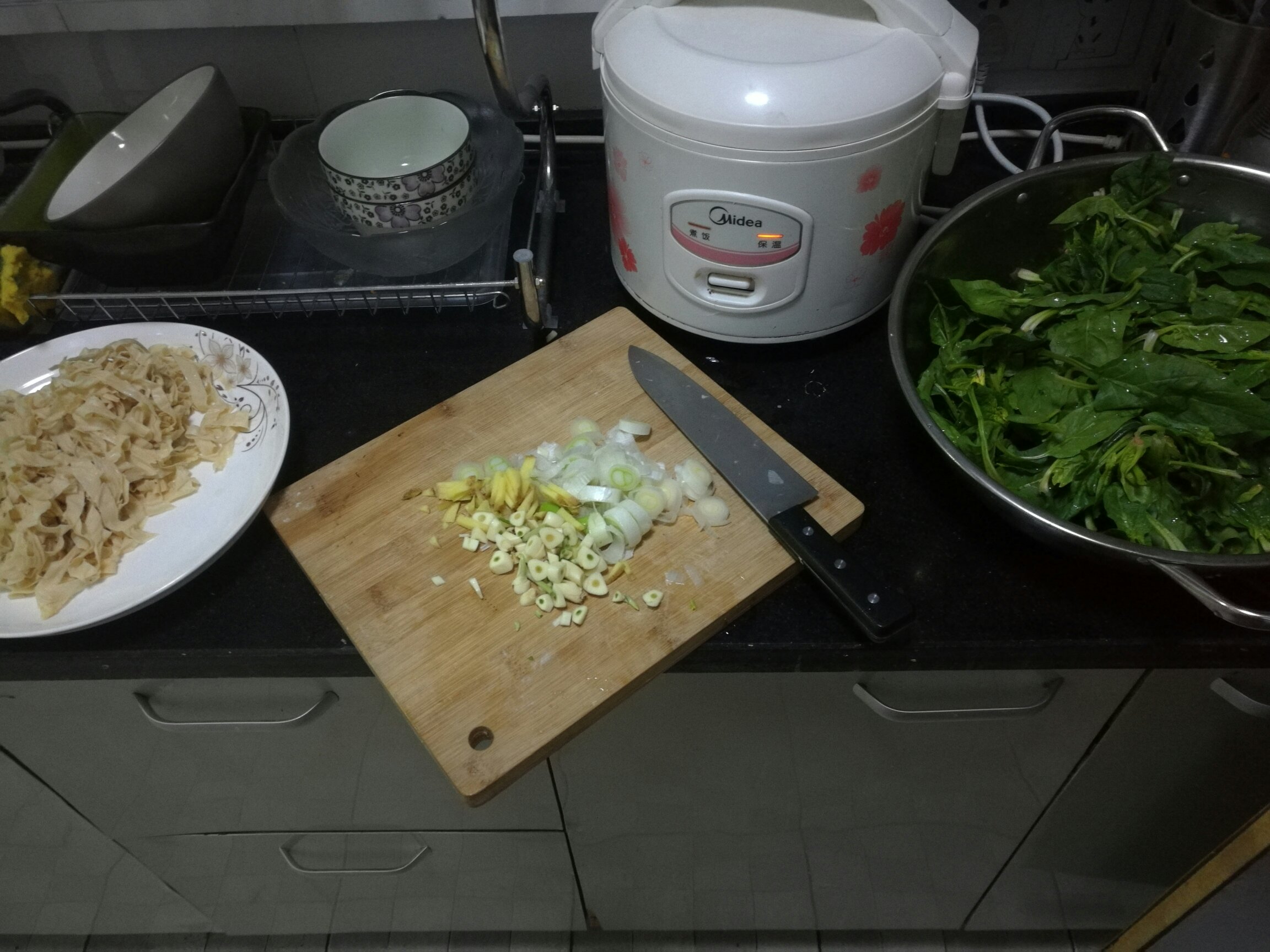 豆皮炒菠菜的做法 步骤1