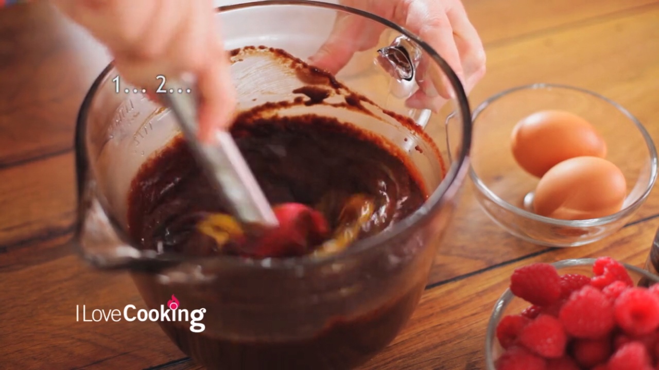 樹莓布朗尼——濃郁巧克力搭配紅粉佳人的做法 步骤3