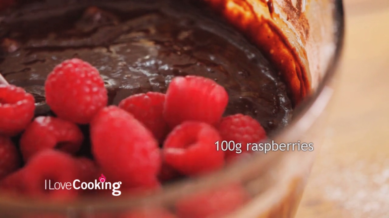 樹莓布朗尼——濃郁巧克力搭配紅粉佳人的做法 步骤6
